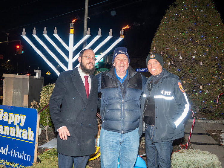 Hewlett celebrates first night with community menorah Herald Community Newspapers www